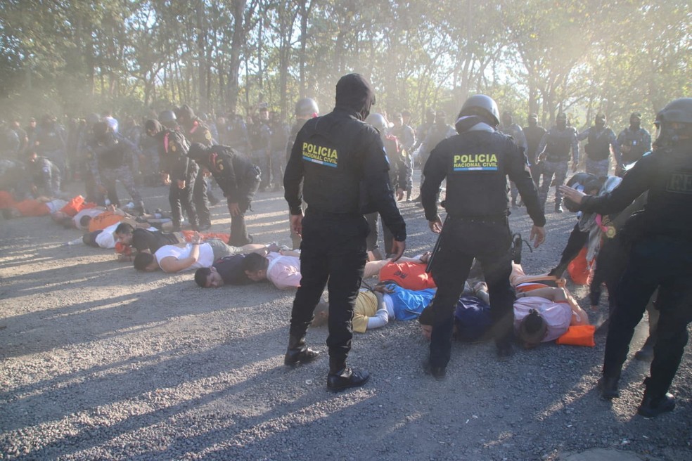 Policiais da Guatemala colocam no chão detentos que participaram de motim no presídio de Renovación I, em 18 de janeiro de 2026. — Foto: Polícia Nacional da Guatemala via Reuters