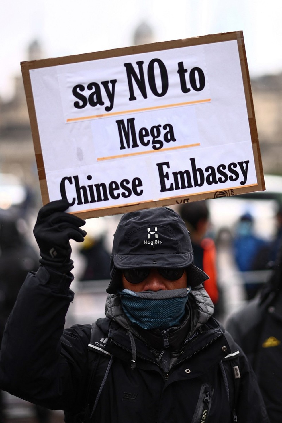 Britânico protesta contra embaixada da China em Londres. — Foto: HENRY NICHOLLS / AFP