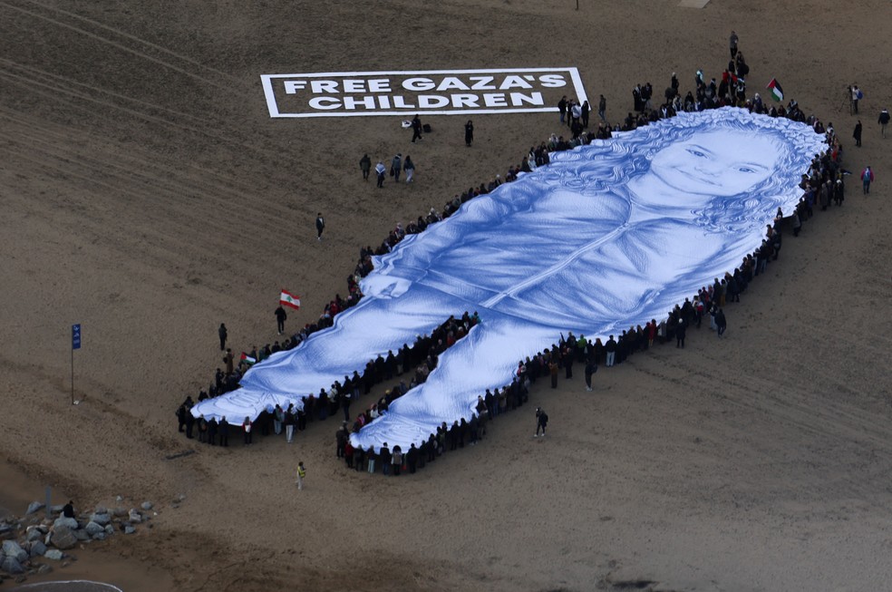 Retrato de Hind Rajab foi colocado em praia de Barcelona, em 29 de janeiro de 2026 — Foto: REUTERS/Nacho Doce