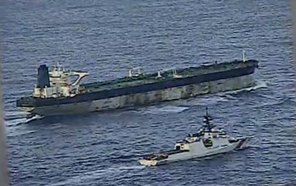 EUA mostram navio da Guarda Costeira emparelhando com petroleiro Marinera durante operação de apreensão no Oceano Atlântico Norte em 7 de janeiro de 2026. — Foto: Divulgação/Guarda Costeira dos EUA