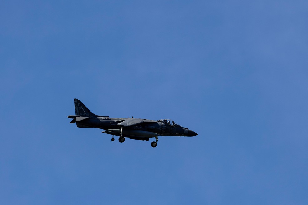Avião militar dos EUA é fotografado em Porto Rico, no Caribe, em 31 de dezembro de 2025 — Foto: REUTERS/Eva Marie Uzcategui