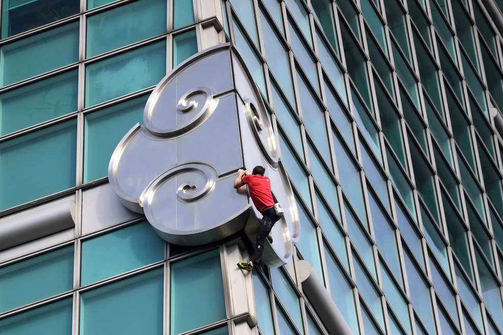 O alpinista americano Alex Honnold após escalar o arranha-céu Taipei 101, em Taiwan, em 25 de janeiro de 2026. — Foto: AP Photo/Chiang Ying-ying
