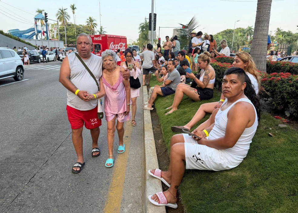 Turistas evacuados de hotéis em Acapulco, no México, esperam na rua da cidade — Foto: REUTERS/Javier Tinoco