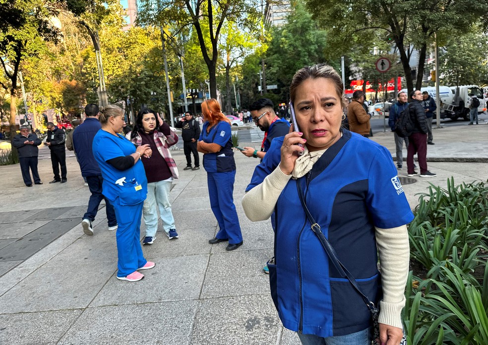 Pessoas vão para a rua na Cidade do México nesta sexta-feira (2) após terremoto ser sentido na cidade — Foto: Henry Romero/Reuters