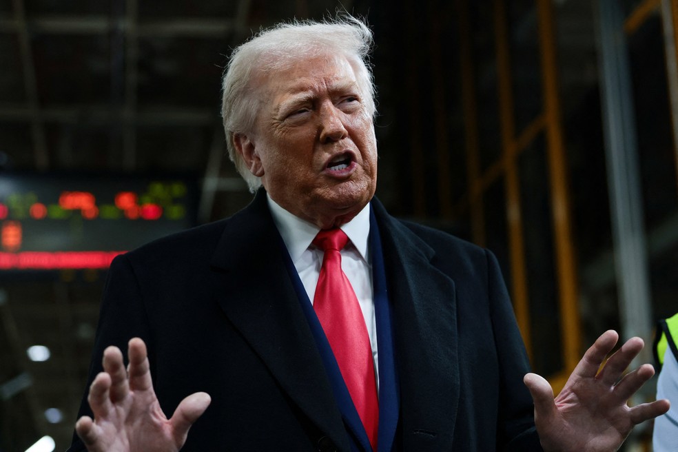 O presidente dos EUA, Donald Trump, visita uma fábrica da Ford em Dearborn, Michigan, EUA, em 13 de janeiro de 2026 — Foto: REUTERS/Evelyn Hockstein