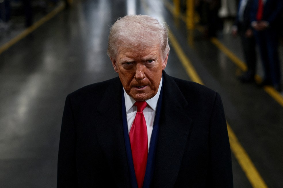 O presidente Donald Trump visita uma montadora de veículos em 13 de janeiro de 2026 — Foto: REUTERS/Evelyn Hockstein