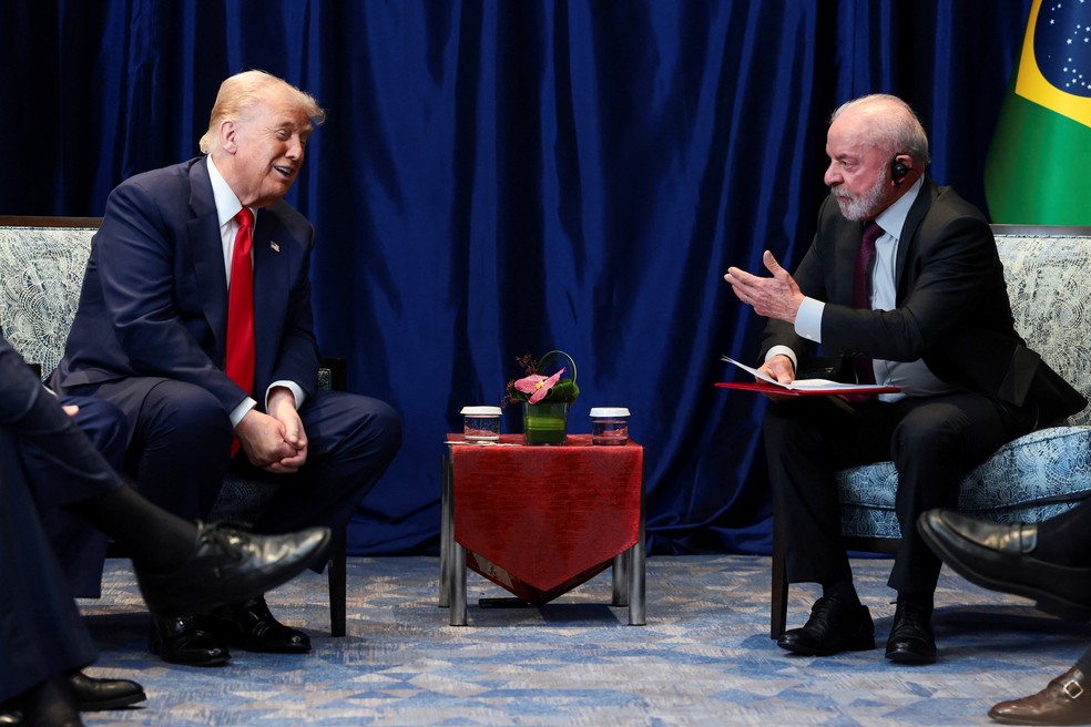 Os presidentes dos Estados Unidos, Donald Trump, e do Brasil, Luiz Inácio Lula da Silva (PT), falam com jornalistas antes de reunião em Kuala Lumpur. — Foto: Evelyn Hockstein/Reuters