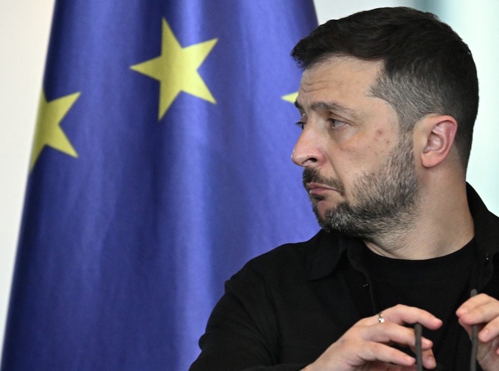 Zelensky durante conferência em Berlim — Foto: RALF HIRSCHBERGER / AFP