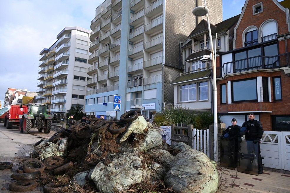 Lixo deixado por agricultores franceses em frente à casa de praia de Emmanuel Macron em Le Toquet, na França, em 19 de dezembro de 2025 — Foto: BERNARD BARRON / AFP