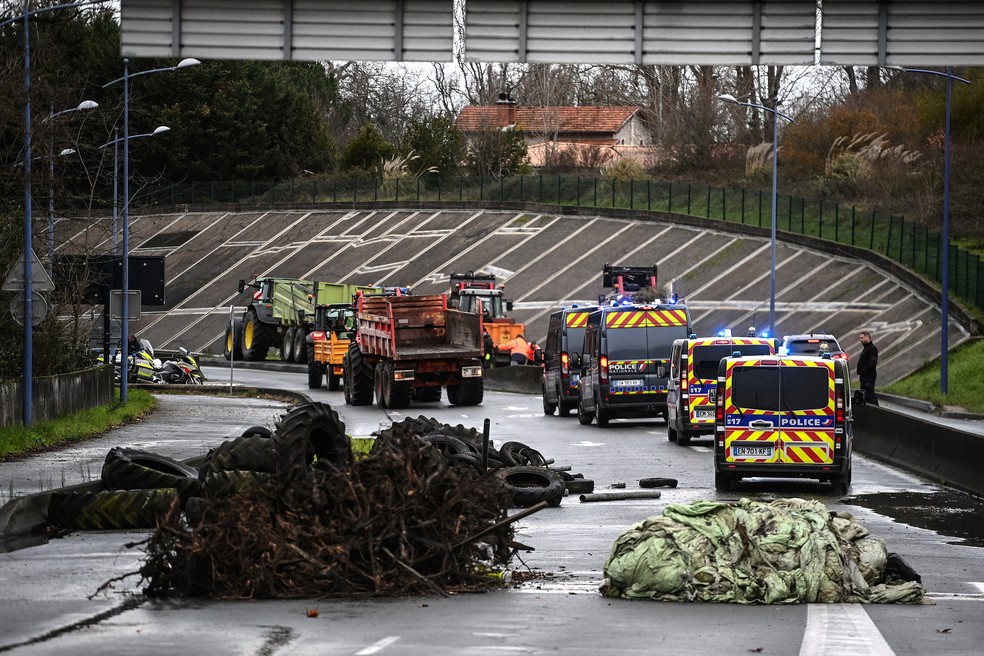 Agricultores franceses bloqueiam estrada em Bordeaux em protesto contra acordo entre União Europeia e Mercosul — Foto: Christophe ARCHAMBAULT / AFP