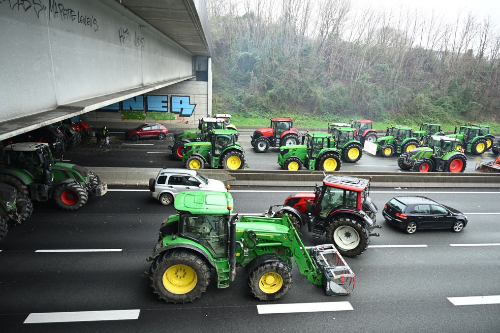 Agricultores utilizam trator para bloquear rodovia na França em protesto contra acordo entre União Europeia e Mercosul — Foto: GAIZKA IROZ / AFP