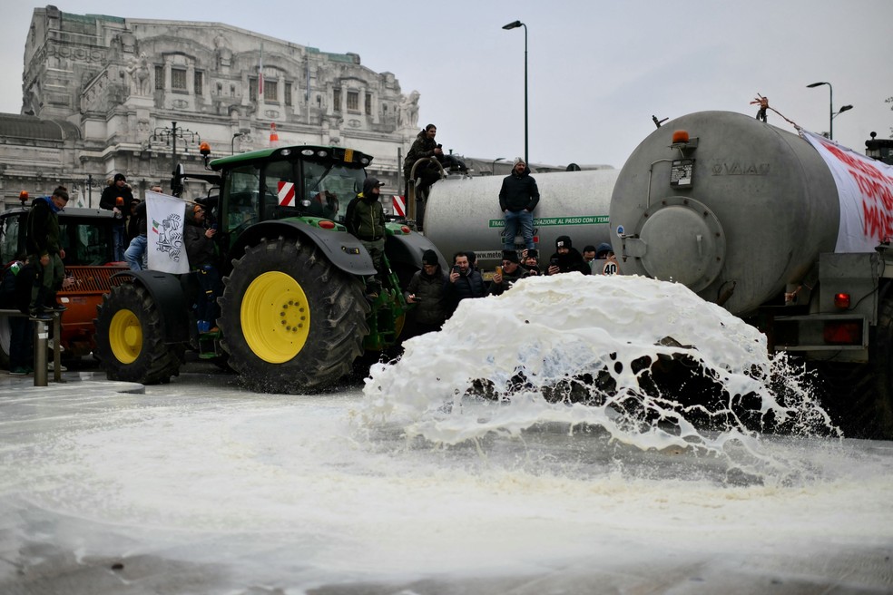 Agricultores da Itália despejam leite no chão durante protesto em Milão contra acordo entre União Europeia e Mercosul — Foto: Marco BERTORELLO / AFP