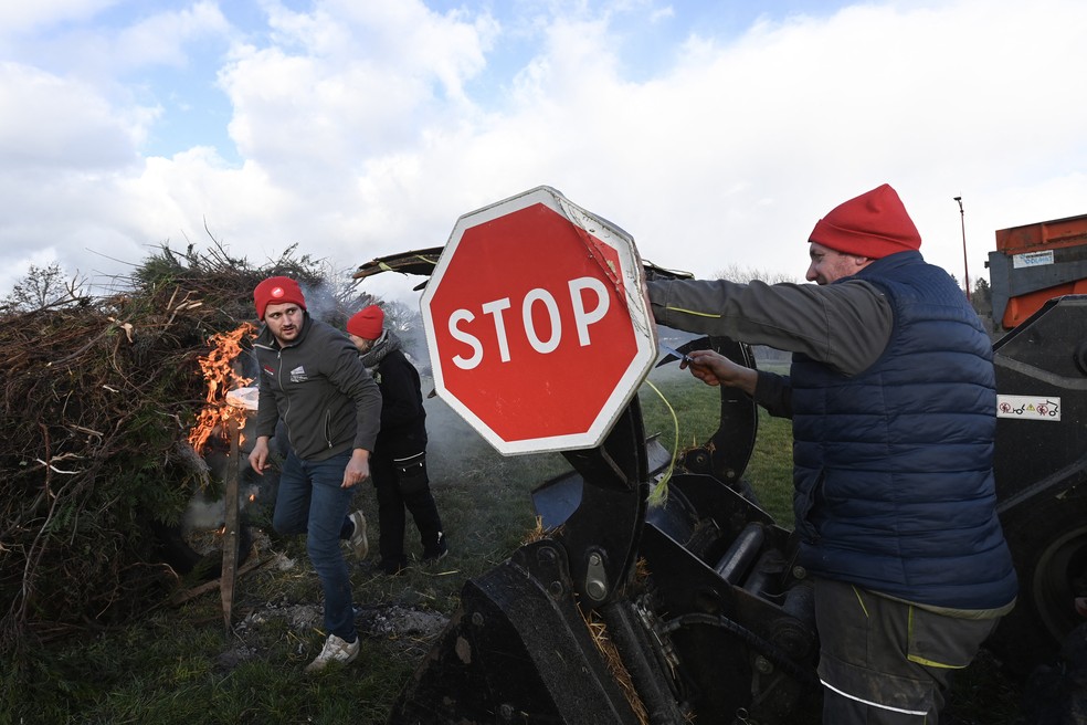 Agricultores franceses ateiam fogo em protesto na cidade de Le Mans, em 9 de janeiro de 2026, em protesto que inclui oposição ao acordo entre UE e Mercosul — Foto: JEAN-FRANCOIS MONIER / AFP