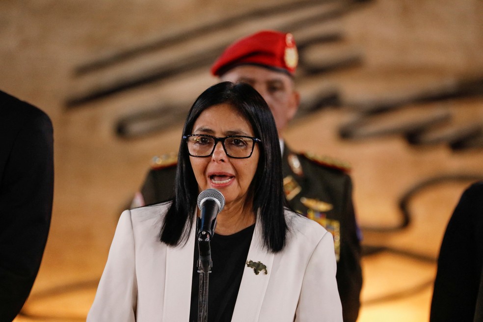 A presidente interina da Venezuela, Delcy Rodriguez, discursa em 8 de janeiro de 2026 durante a cerimônia em homenagem a militares e seguranças venezuelanos e cubanos que morreram durante a operação dos EUA para capturar o presidente Nicolás Maduro e sua esposa, Cilia Flores — Foto: Leonardo Fernandez Viloria/Reuters