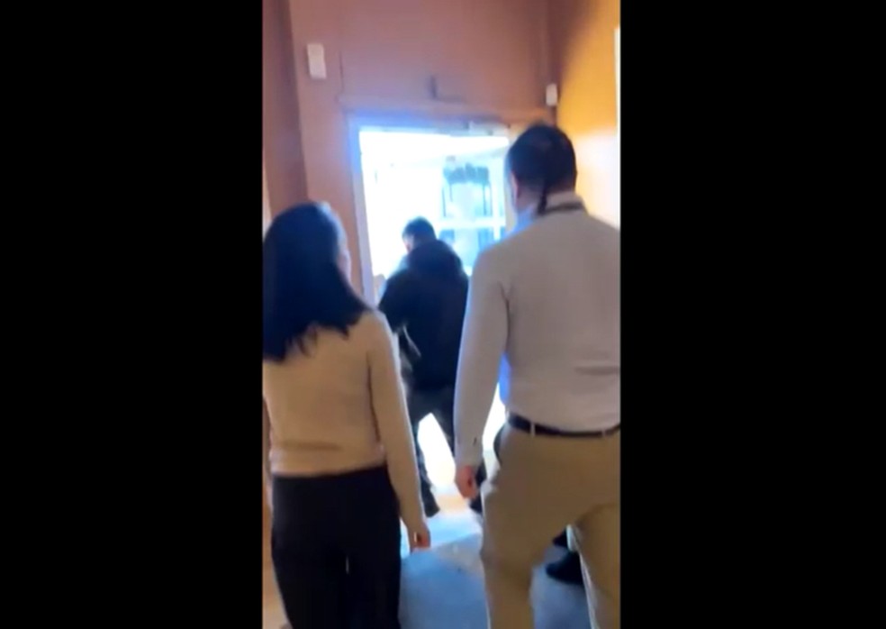 Vídeo mostra agente do ICE tentando entrar no consulado do Equador em Minneapolis, segundo autoridades — Foto: Reprodução