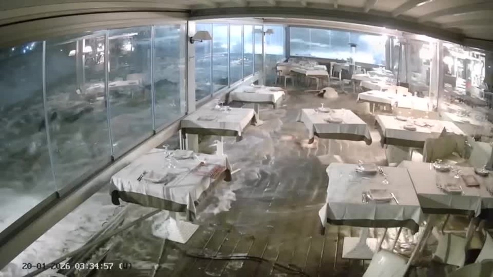 Água invadindo restaurante — Foto: Andrew's Faro via REUTERS