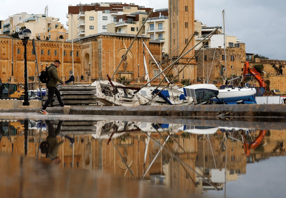 Barcos que foram virados por fortes ventos e ondas em Malta — Foto: REUTERS/Darrin Zammit Lupi