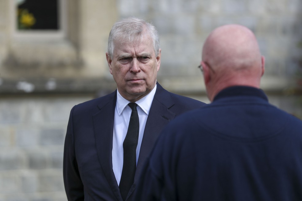 O príncipe Andrew, da Grã-Bretanha, comparece à Capela Real de Todos os Santos, em Royal Lodge, Windsor, após o anúncio da morte de seu pai, o Príncipe Philip, em 11 de abril de 2021 — Foto: Steve Parsons/Pool via Reuters