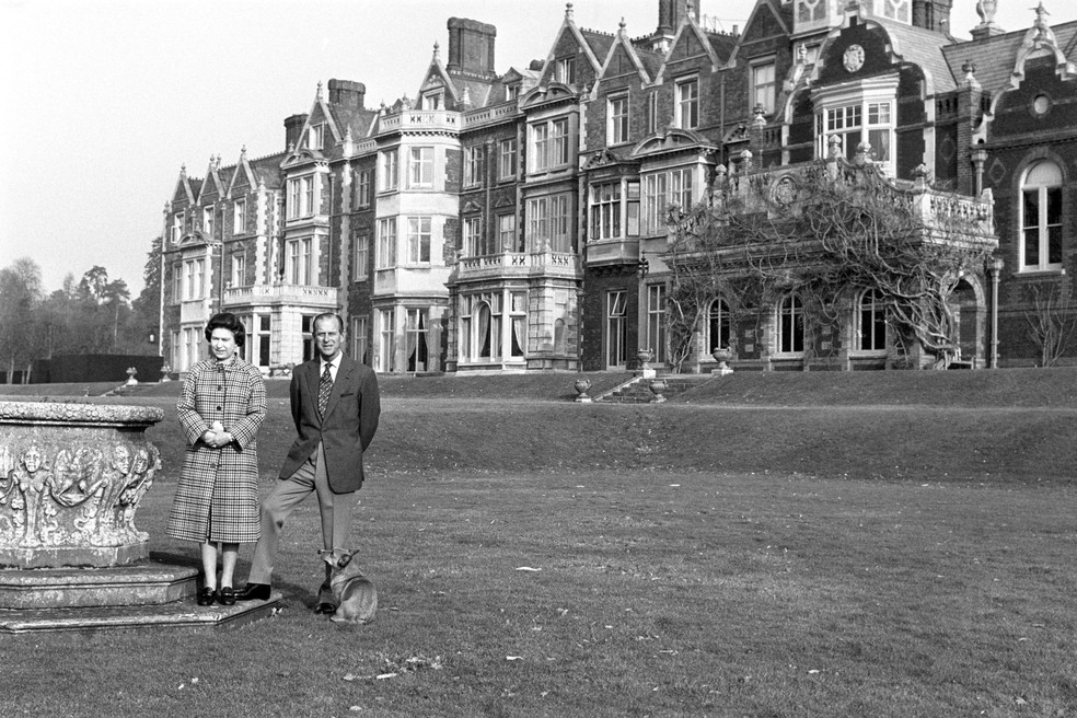 A rainha Elizabeth II e o príncipe Philip posam para foto no terreno da Sandringham House, Inglaterra, em fevereiro de 1982 — Foto: Ron Bell/PA via AP/Arquivo
