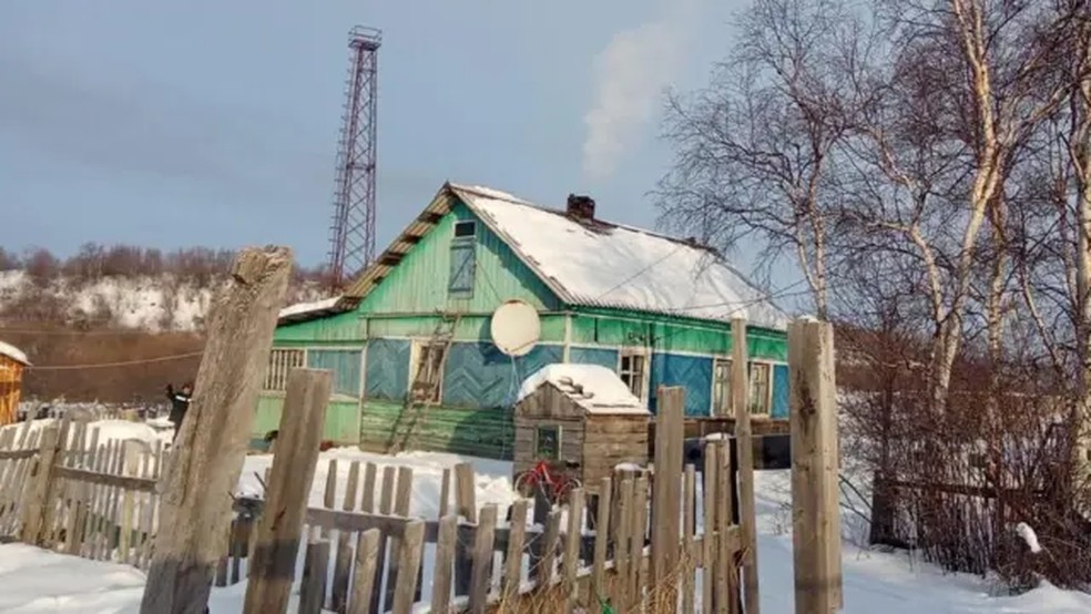 Uma em cada cinco casas em Sedanka, construídas na era soviética, foi considerada pelo Estado como insegura — Foto: Governo de Kamchatka/BBC