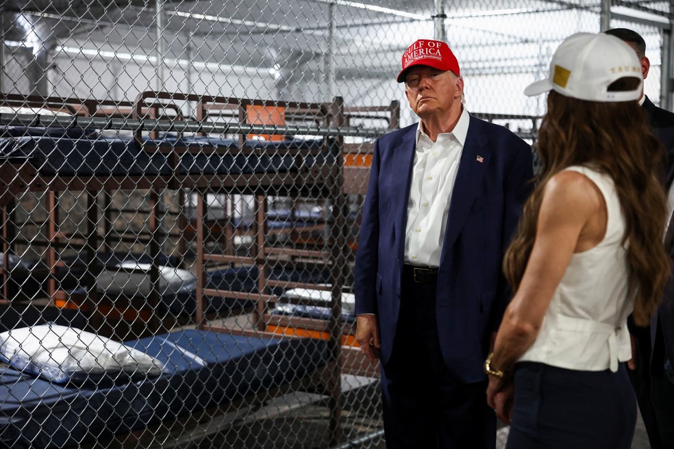 Trump visita 'Alcatraz dos jacarés', novo centro de detenção de imigrantes na Flórida, em 1º de julho de 2025. — Foto: REUTERS/Evelyn Hockstein