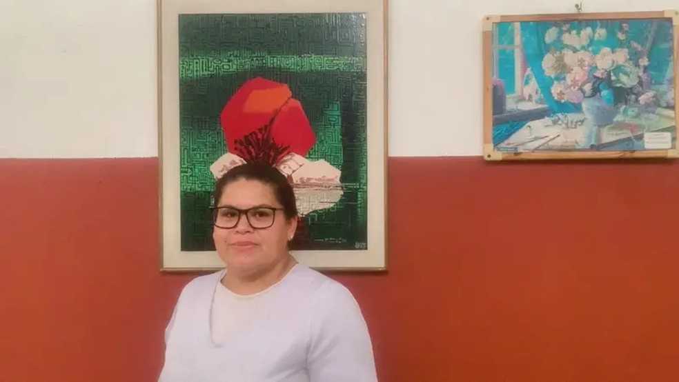 A enfermeira Edineusa Matos faz 'bico' como acompanhante de saúde — Foto: BBC