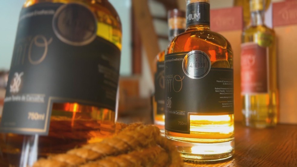 Alambiques preservam a tradição da cachaça artesanal — Foto: TV TEM/Reprodução