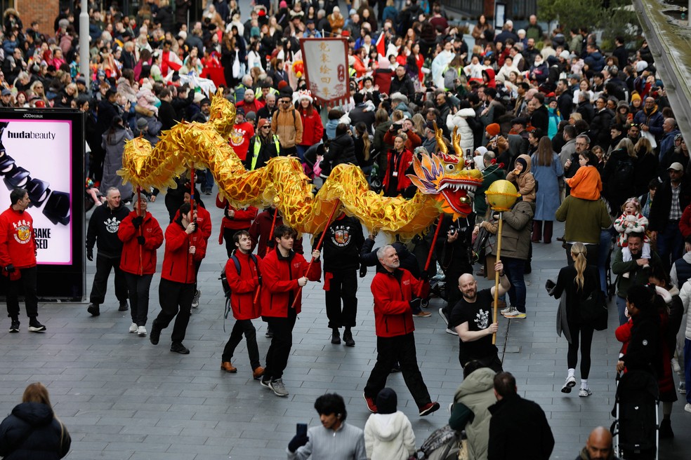 Apresentação do dragão durante procissão do Ano Novo Chinês no Reino Unido, em foto de 14 de fevereiro de 2026 — Foto: Reuters/Temilade Adelaja