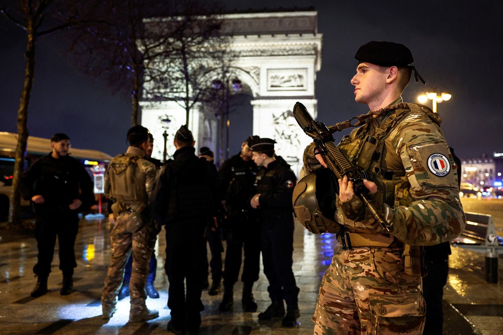 Soldados vigiam entorno do Arco do Triunfo, em Paris, após local ser alvo de atentado, em 13 de fevereiro de 2026. — Foto: Benoit Tessier/ Reuters