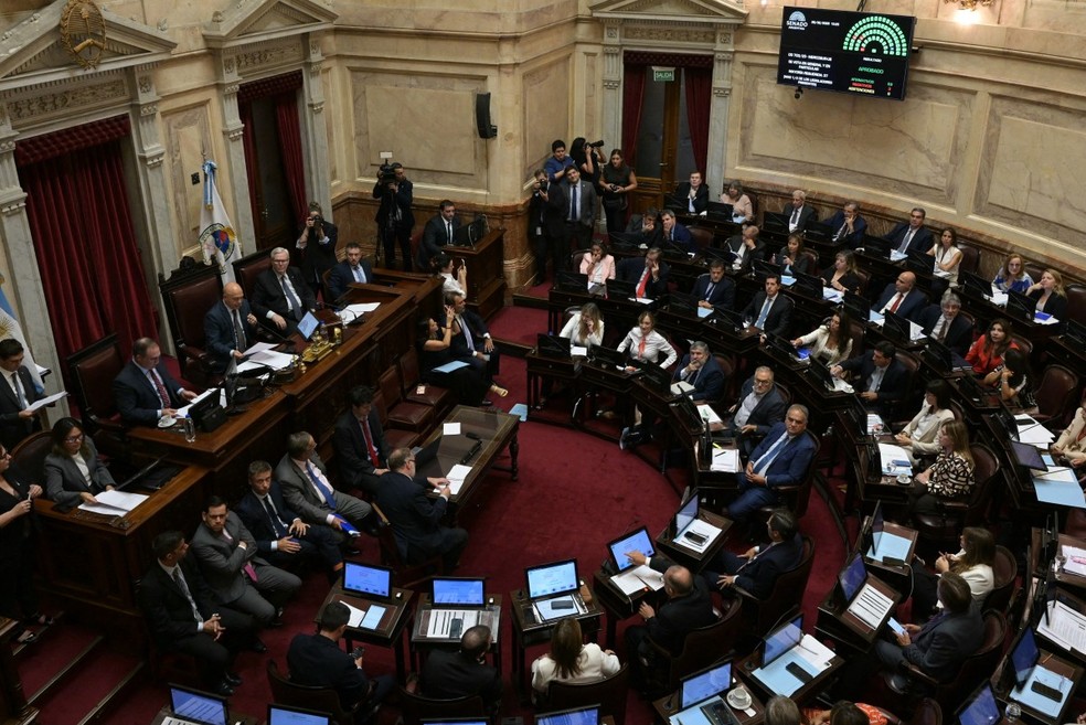 Deputados são vistos após a votação que aprovou o acordo de livre comércio entre a União Europeia e o Mercosul no Congresso argentino, em 26 de fevereiro de 2026. — Foto: Juan Mabromata/AFP