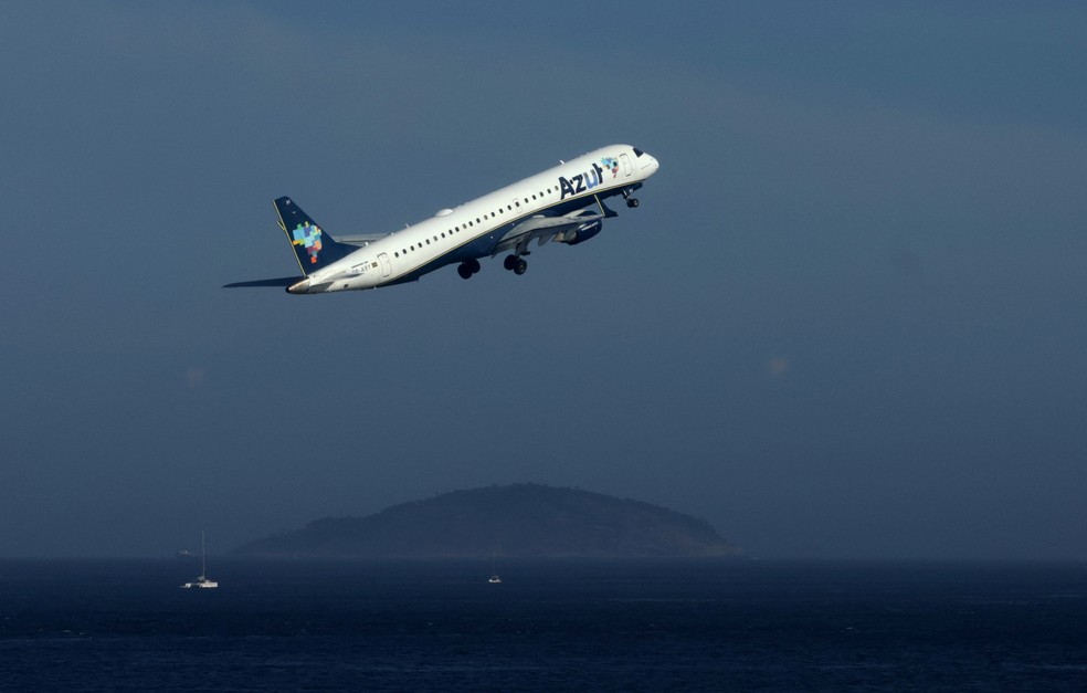 Avião da Azul decola do aeroporto Santos Dumont, no Rio de Janeiro. — Foto: Ricardo Moraes/ Reuters
