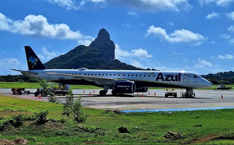 Imagem de arquivo mostra avião da Azul no aeroporto de Fernando de Noronha — Foto: Ana Clara Marinho/g1