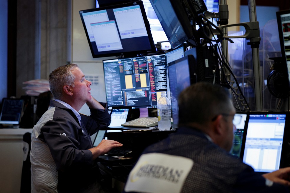 Um homem trabalha no pregão da Bolsa de Valores de Nova York (NYSE), nos Estados Unidos. — Foto: Jeenah Moon/Reuters