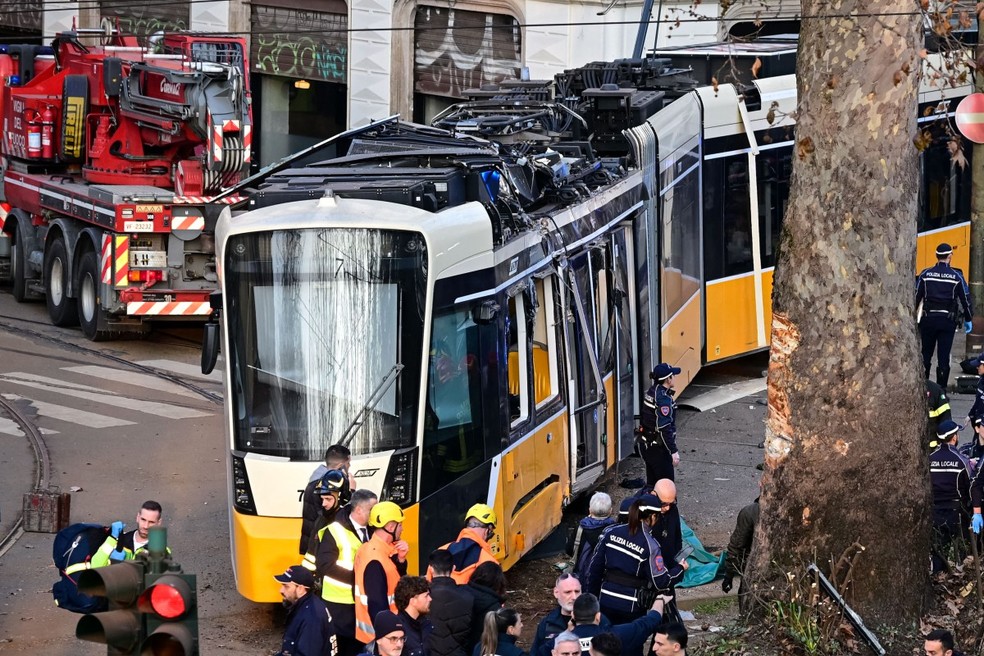 Bonde descarrila em Milão, na Itália, nesta sexta-feira (27) — Foto: PIERO CRUCIATTI / AFP