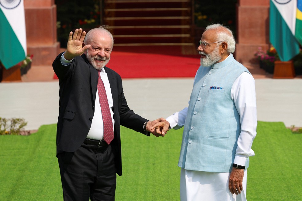O presidente Lula ao lado do primeiro-ministro da Índia, Narendra Modi, em 21 de fevereiro de 2026 — Foto: REUTERS/Adnan Abidi
