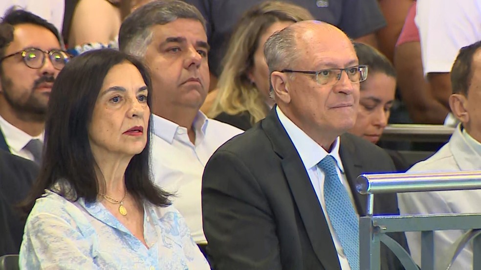 Alckmin e esposa durante missa em Aparecida (SP). — Foto: Reprodução/TV Vanguarda