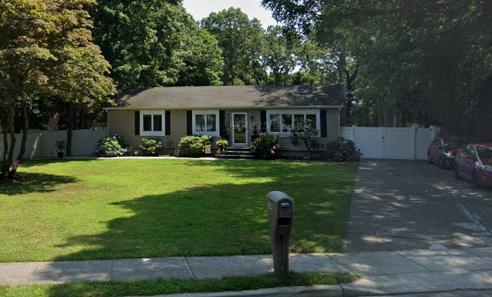 Casa em Farmingville, NY, onde brasileiro teria matado ex-mulher e esfaqueado a si mesmo em seguida — Foto: Google Street View/Reprodução
