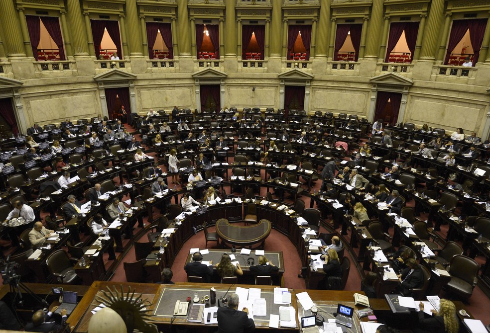 Vista geral da câmara de deputados em Buenos Aires em 27 de fevereiro de 2013, enquanto discutiam a possibilidade de um acordo com o Irã para estabelecer uma comissão da verdade sobre um ataque terrorista que ocorreu em 1994 — Foto: AFP PHOTO / Juan Mabromata