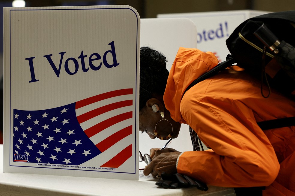 Mulher vota na eleição presidencial dos EUA de 2024 na escola Pittsburgh Manchester em Pittsburgh, Pensilvânia (5/11) — Foto: Quinn Glabicki/Reuters