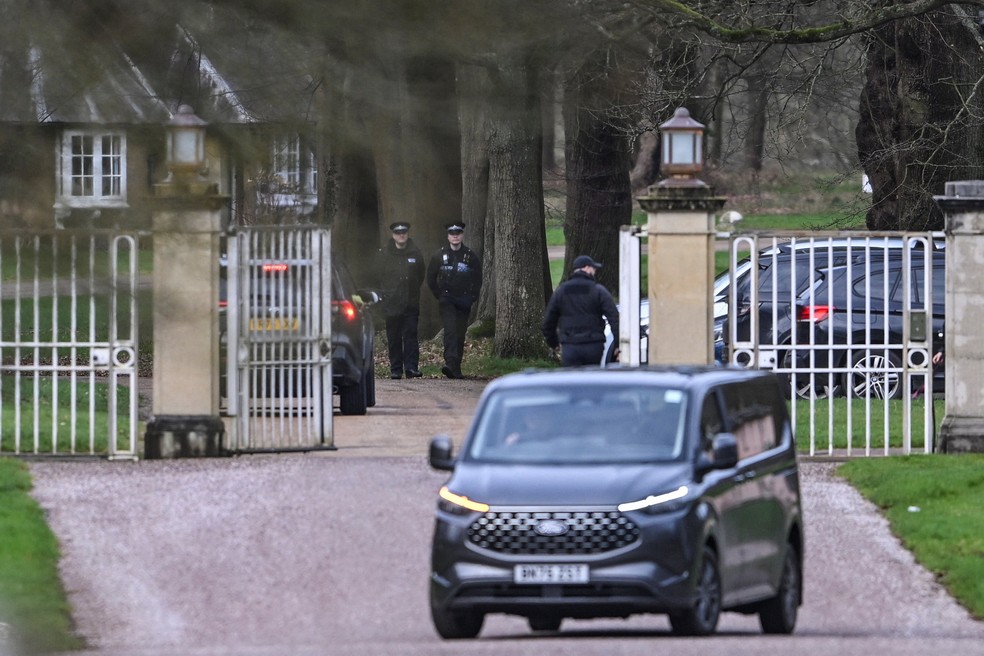 Policiais britânicos de guarda na entrada do Royal Lodge, residência oficial que ex-príncipe Andrew morou até outubro, em meio a buscas em investigação por ligações com Epstein em 20 de fevereiro de 2026. — Foto: REUTERS/Jaimi Joy