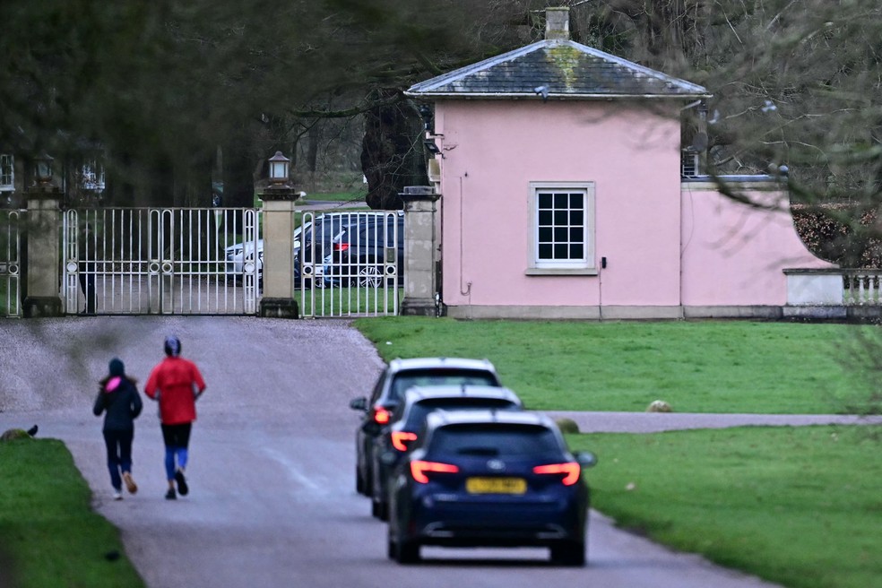 Carros pretos chegam à entrada do Royal Lodge para retomar buscas em investigação contra o ex-príncipe Andrew em 20 de fevereiro de 2026. — Foto: Ben Stansall/AFP