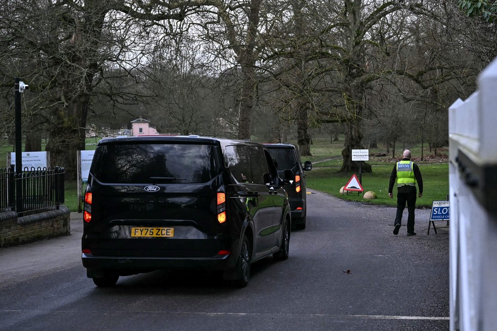Carros pretos passam pela entrada do Royal Lodge para retomar buscas em investigação contra o ex-príncipe Andrew em 20 de fevereiro de 2026. — Foto: Ben Stansall/AFP