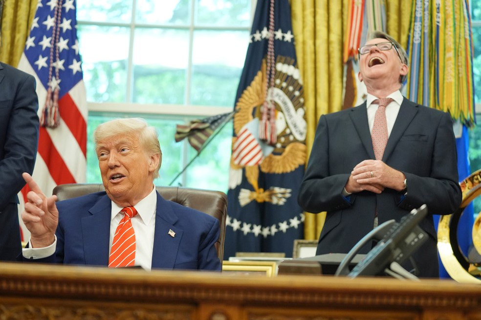 Mandelson ao lado do presidente Donald Trump em maio de 2025, em Washington. — Foto: Evan Vucci/AP