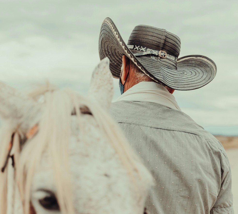 É mentira que nova portaria impede chapéu na roça e obriga uso exclusivo de capacete — Foto: Pexels