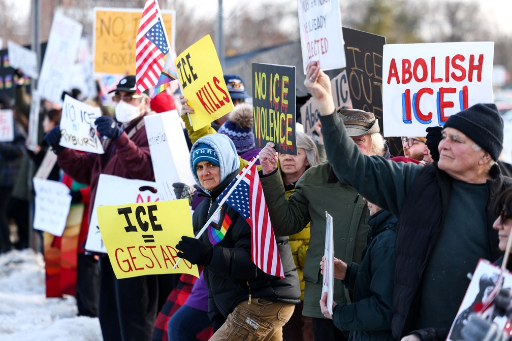 Manifestantes protestam contra o projeto planejado de transformar um galpão em um centro de detenção do ICE em Roxbury, Nova Jersey, em 16 de fevereiro de 2026. — Foto: CHARLY TRIBALLEAU / AFP