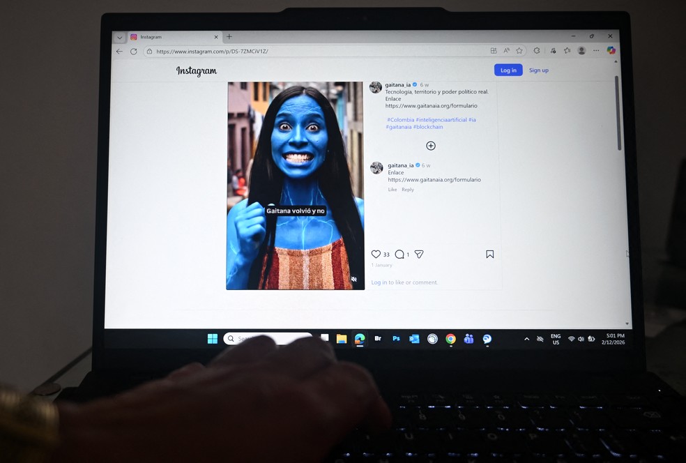 Computador exibe Gaitana, uma inteligência artificial representada nas redes sociais como uma mulher de pele azul e tanga de penas, que participará como candidata às eleições legislativas da Colômbia em Bogotá — Foto: RAUL ARBOLEDA / AFP