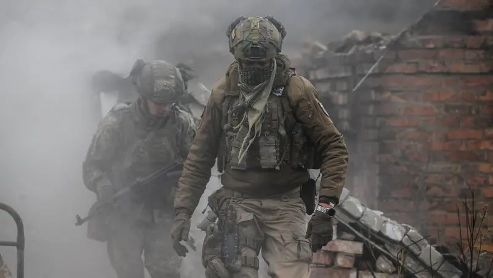 O presidente Volodymyr Zelensky afirmou que, se a Ucrânia continuar a lutar, precisará de níveis crescentes de apoio europeu — Foto: AFP via Getty Images, via BBC