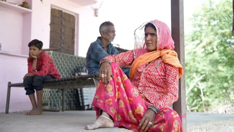 Laali Vaishnav, que também foi noiva quando criança, afirma que teme que as filhas fiquem expostas a 'más influências' — Foto: BBC