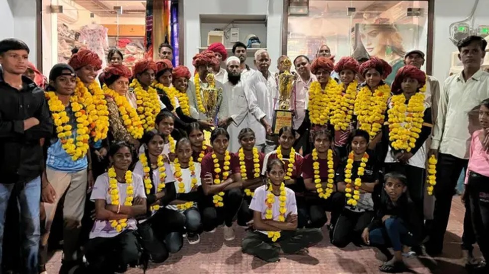 A equipe de Nisha e Munna ficou em primeiro lugar nos Jogos Escolares estaduais para menores de 17 anos, realizados em outubro de 2025 — Foto: BBC