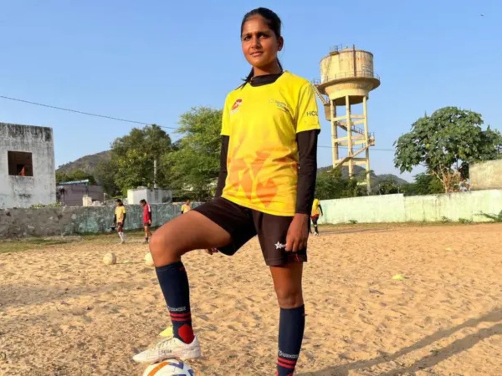 Munna liderou em sua aldeia a luta pelo direito de jogar futebol usando shorts e de viajar para participar de torneios — Foto: BBC